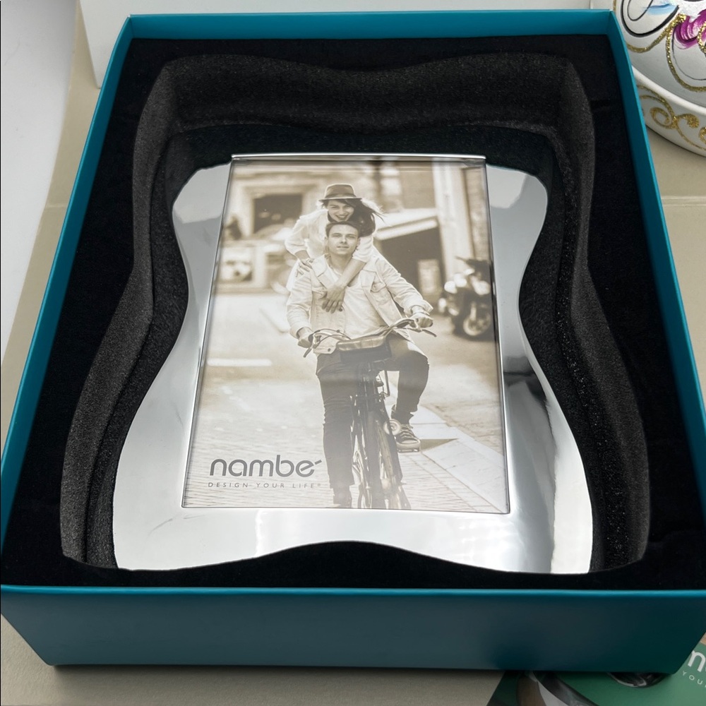 Nambe Bella Frame - 4x6 Silver Frame, Designed by Steve Cozzolino, Chrome Plate - Picture 15 of 15